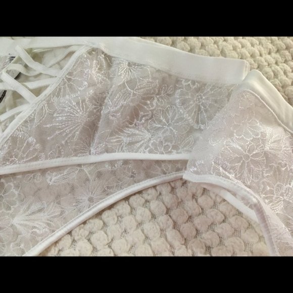 VICTORIA'S SECRET FASHION SHOW Dream Angles Lace Iridescence White Panties - NWT - Picture 1 of 3